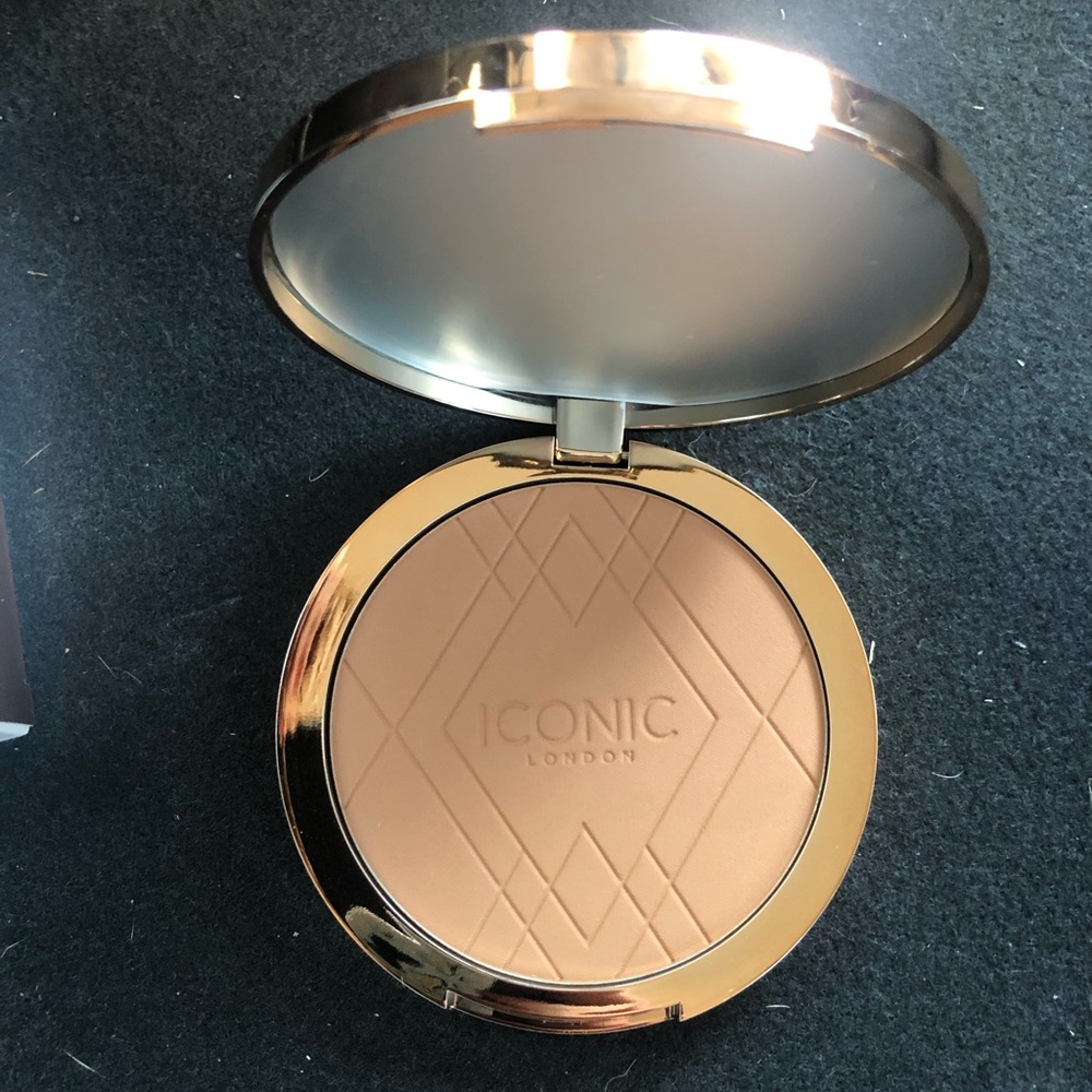 Iconic London Bronzing Powder